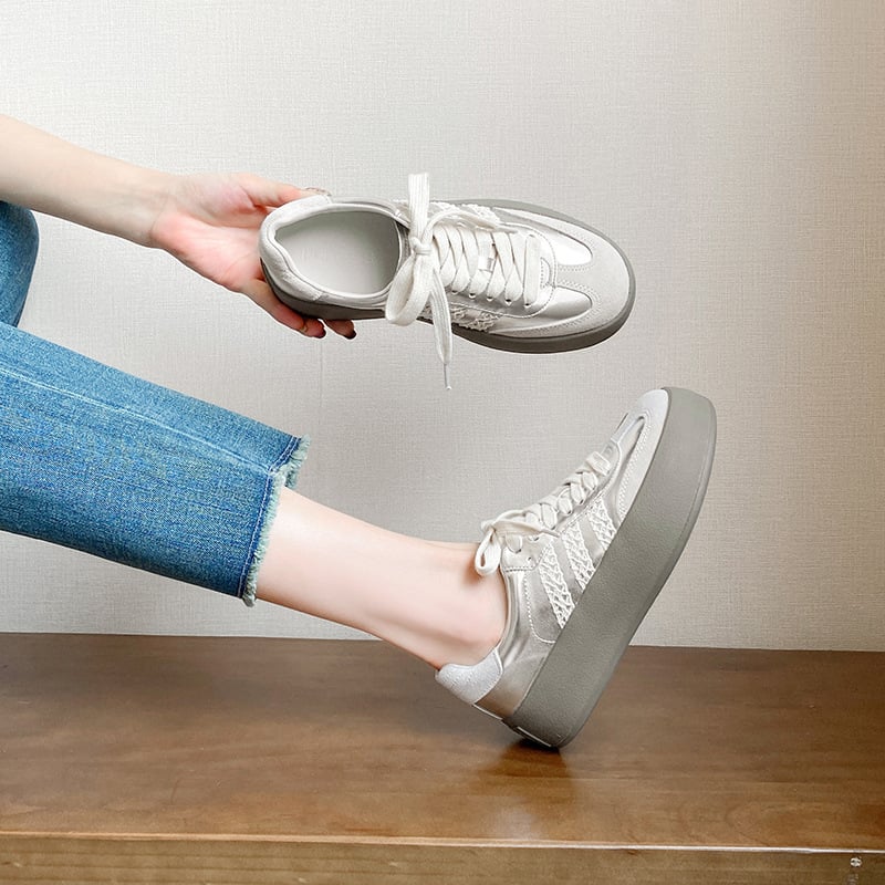 Női platform cipő csipkézett szegéllyel, vastag talppal, két rétegű bőr felsőrész, kerek orr, 3–5 cm középmagas sarka, mikroszálas bélés, fűzős platformcipő