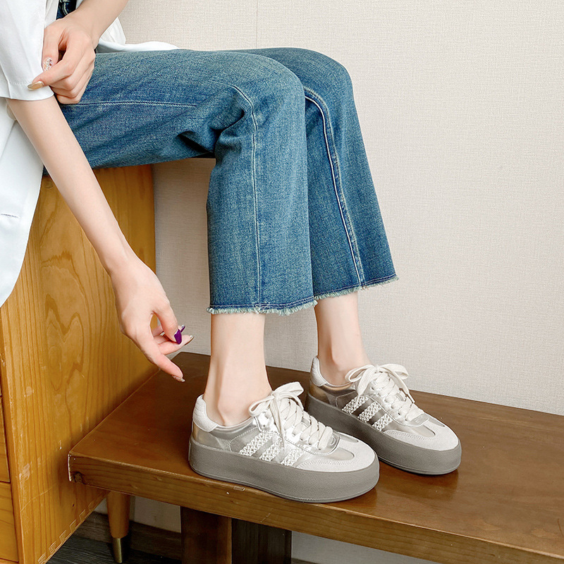 Női platform cipő csipkézett szegéllyel, vastag talppal, két rétegű bőr felsőrész, kerek orr, 3–5 cm középmagas sarka, mikroszálas bélés, fűzős platformcipő