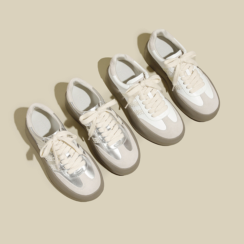 Női platform cipő csipkézett szegéllyel, vastag talppal, két rétegű bőr felsőrész, kerek orr, 3–5 cm középmagas sarka, mikroszálas bélés, fűzős platformcipő