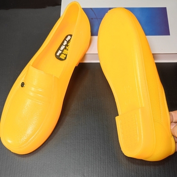 Férfi esőcsizma PVC felsőrész, műanyag talp, PU talpbetét, csúszásmentes, kopásálló