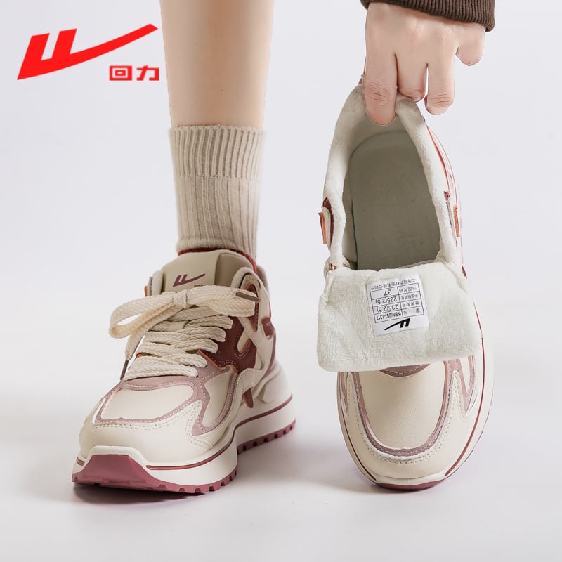 Női sportos-casual cipő, felsőrész szintetikus bőrből, belső plüss bélés, fűzős záródás, PVC talp, alacsony sarok 1-3 cm