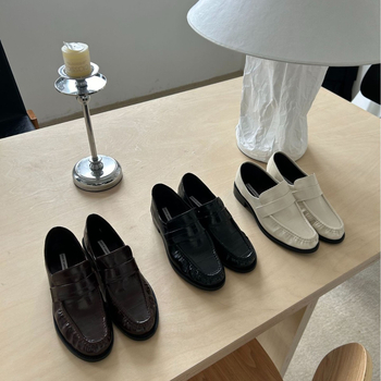 Slip-on loaferek kerek orrúval, eel skin felsőrész, valódi bőrtalp, báránybőr bélés, alacsony patkó alakú sarok 1–3 cm