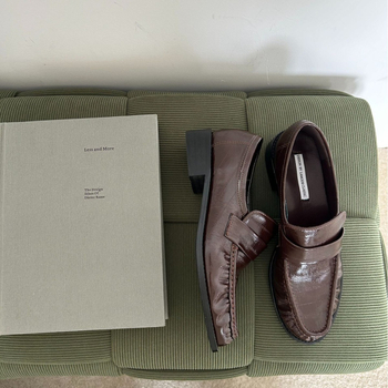 Slip-on loaferek kerek orrúval, eel skin felsőrész, valódi bőrtalp, báránybőr bélés, alacsony patkó alakú sarok 1–3 cm