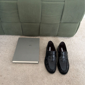 Slip-on loaferek kerek orrúval, eel skin felsőrész, valódi bőrtalp, báránybőr bélés, alacsony patkó alakú sarok 1–3 cm
