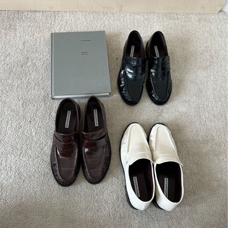 Slip-on loaferek kerek orrúval, eel skin felsőrész, valódi bőrtalp, báránybőr bélés, alacsony patkó alakú sarok 1–3 cm