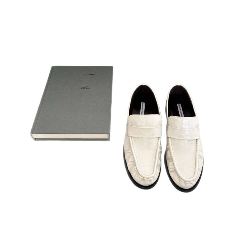 Slip-on loaferek kerek orrúval, eel skin felsőrész, valódi bőrtalp, báránybőr bélés, alacsony patkó alakú sarok 1–3 cm