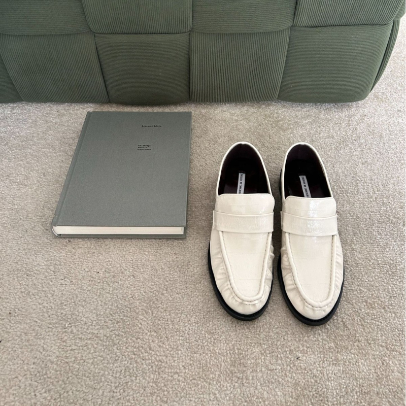 Slip-on loaferek kerek orrúval, eel skin felsőrész, valódi bőrtalp, báránybőr bélés, alacsony patkó alakú sarok 1–3 cm