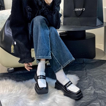 Női brit stílusú loaferek, négyszögletes orrú, mikroszálas felsőrész, gumírozott talp, középmagas sarok 3–5 cm.