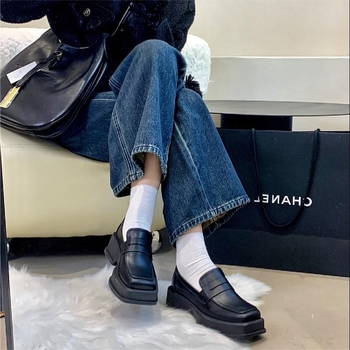 Női brit stílusú loaferek, négyszögletes orrú, mikroszálas felsőrész, gumírozott talp, középmagas sarok 3–5 cm.