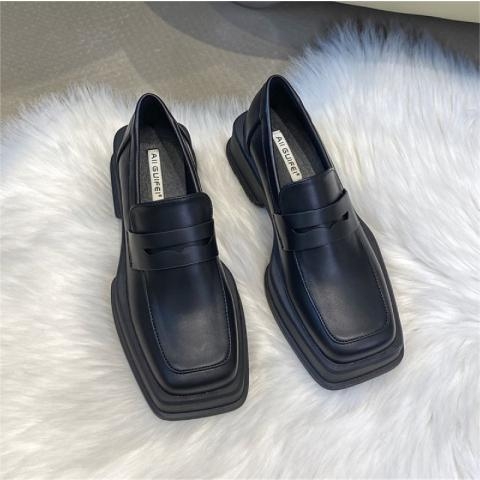 Női brit stílusú loaferek, négyszögletes orrú, mikroszálas felsőrész, gumírozott talp, középmagas sarok 3–5 cm.