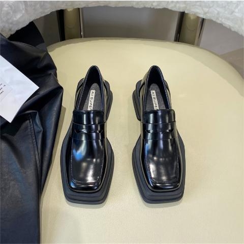 Női brit stílusú loaferek, négyszögletes orrú, mikroszálas felsőrész, gumírozott talp, középmagas sarok 3–5 cm.