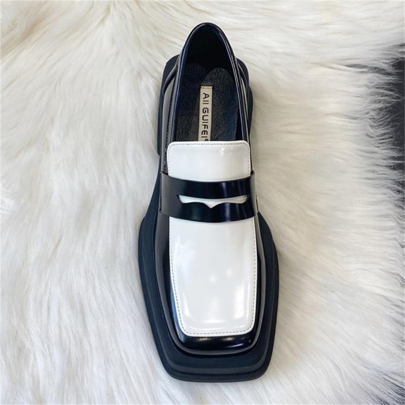 Női brit stílusú loaferek, négyszögletes orrú, mikroszálas felsőrész, gumírozott talp, középmagas sarok 3–5 cm.