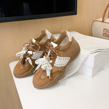 Női mindennapi sneaker 8 cm-es magasságnöveléssel, tehénbőr velúr, fűzős záródás, gumitalp