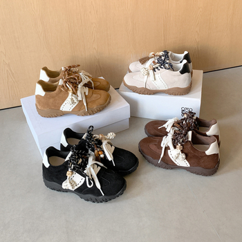 Női mindennapi sneaker 8 cm-es magasságnöveléssel, tehénbőr velúr, fűzős záródás, gumitalp