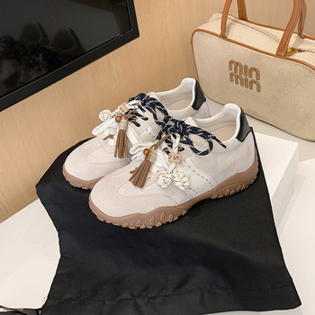 Női mindennapi sneaker 8 cm-es magasságnöveléssel, tehénbőr velúr, fűzős záródás, gumitalp