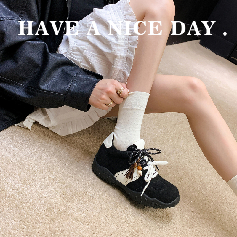 Női mindennapi sneaker 8 cm-es magasságnöveléssel, tehénbőr velúr, fűzős záródás, gumitalp