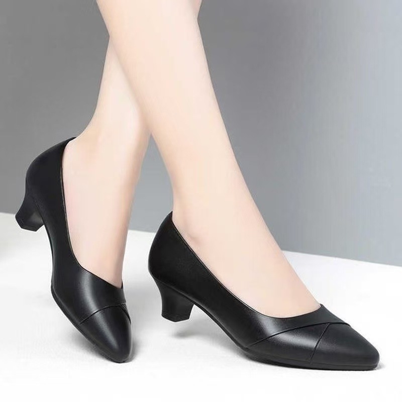 Dámske lodičky s kruhovou špičkou, PU vrchný materiál, PU vložka, stredná výška podpätku 3–6 cm, gumová podrážka