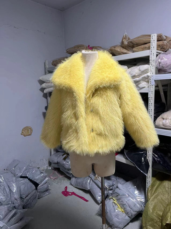 Paola Wei dirbtinio kailio paltas su apykakle, vidutinio ilgio, ilgomis rankovėmis, Spandex mišinys