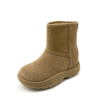 Női hócipő, felső rész: tehén bőr suede (nubuk), bélés: báránygyapjú, talp: gumi, sarka 5 cm vagy több