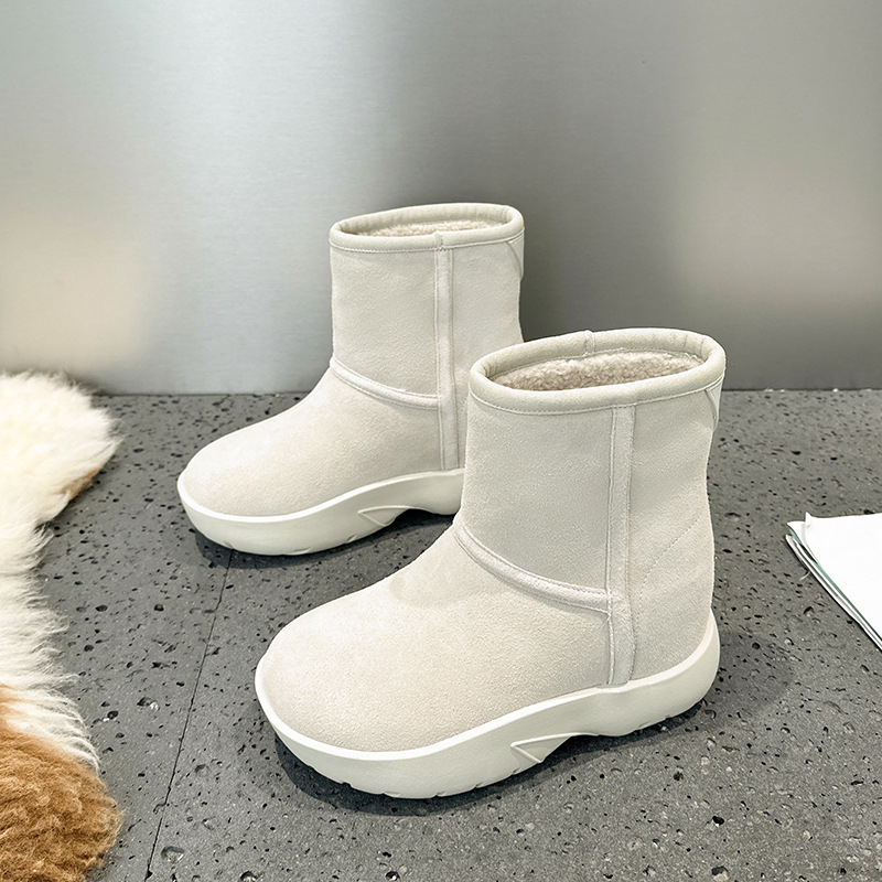 Női hócipő, felső rész: tehén bőr suede (nubuk), bélés: báránygyapjú, talp: gumi, sarka 5 cm vagy több