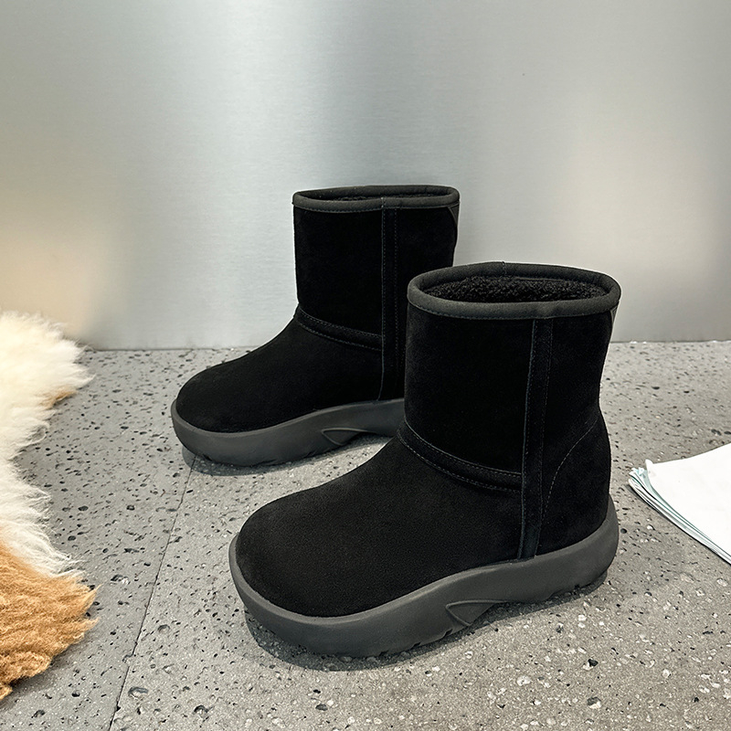Női hócipő, felső rész: tehén bőr suede (nubuk), bélés: báránygyapjú, talp: gumi, sarka 5 cm vagy több
