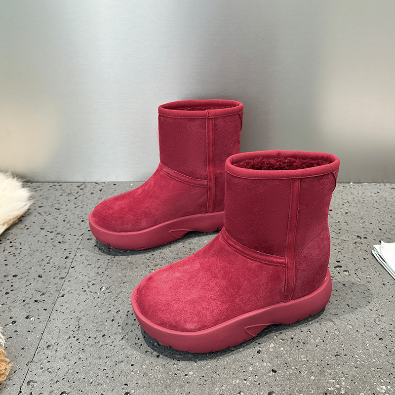 Női hócipő, felső rész: tehén bőr suede (nubuk), bélés: báránygyapjú, talp: gumi, sarka 5 cm vagy több