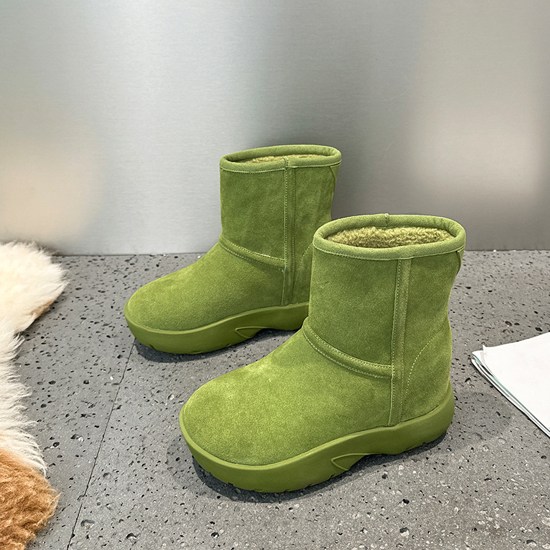 Női hócipő, felső rész: tehén bőr suede (nubuk), bélés: báránygyapjú, talp: gumi, sarka 5 cm vagy több