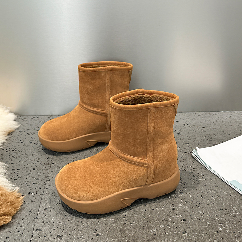 Női hócipő, felső rész: tehén bőr suede (nubuk), bélés: báránygyapjú, talp: gumi, sarka 5 cm vagy több