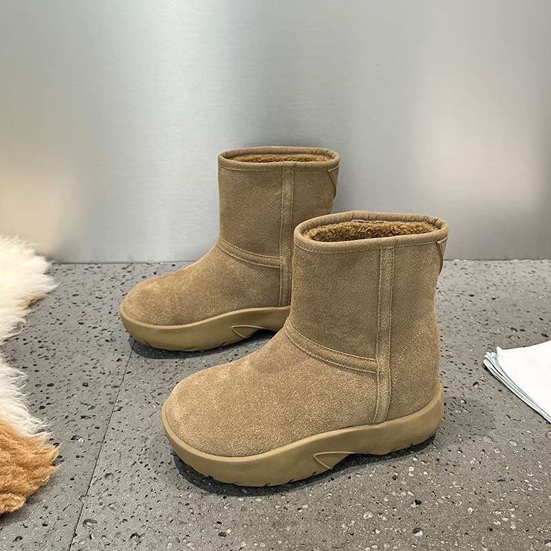 Női hócipő, felső rész: tehén bőr suede (nubuk), bélés: báránygyapjú, talp: gumi, sarka 5 cm vagy több