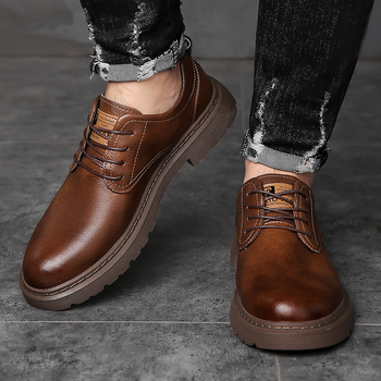 Férfi bőr cipő üzleti casualhoz, felsőrész: marha split bőr, talp: gumi, orr rész: kerek, sarok alacsony 1–3 cm, előre fűzőzár