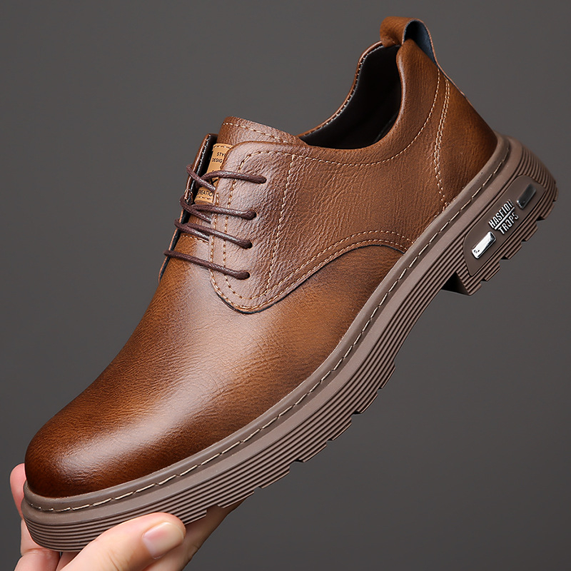 Férfi bőr cipő üzleti casualhoz, felsőrész: marha split bőr, talp: gumi, orr rész: kerek, sarok alacsony 1–3 cm, előre fűzőzár