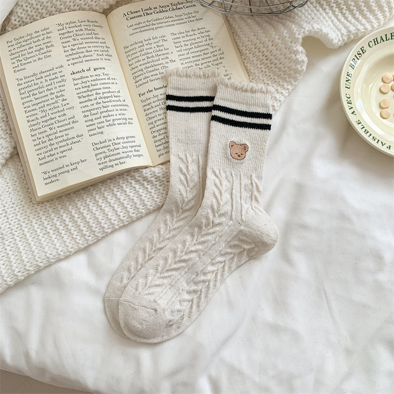 Moteriškos vilnoni kojinės vidutinio ilgio su anime motyvu – lokio galvos motyvas, japoniškas stilius, šiltos rudenį ir žiemą