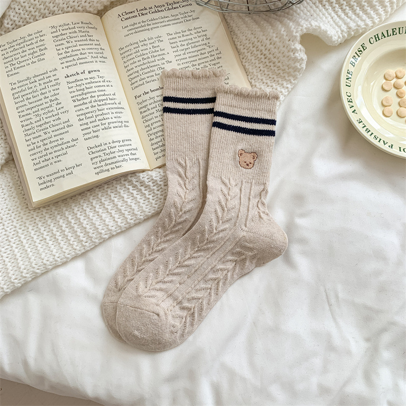 Moteriškos vilnoni kojinės vidutinio ilgio su anime motyvu – lokio galvos motyvas, japoniškas stilius, šiltos rudenį ir žiemą