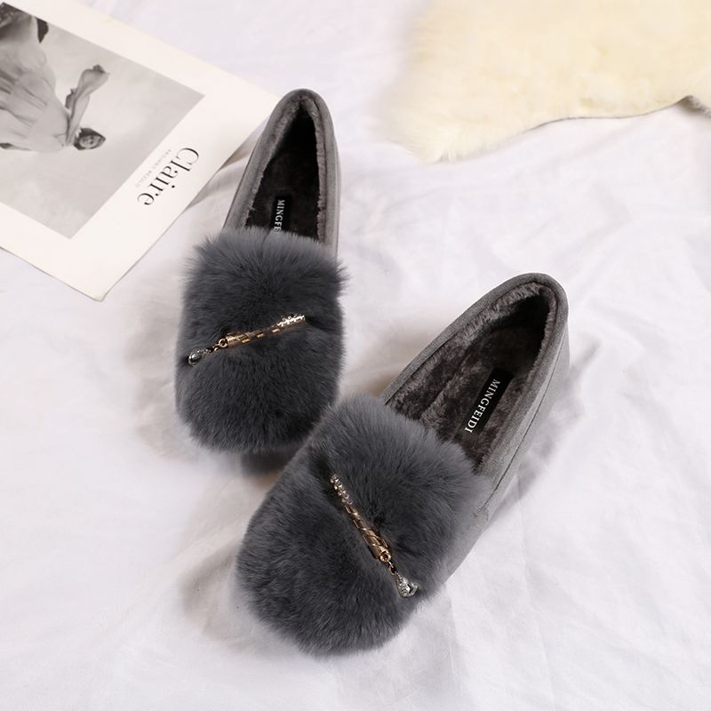 Loafers ar PU augšpusi, iekšējā oderde no mākslīgā pūka, gumijas zole, 6–8 cm augsts papēdis, sprādzes aizdare