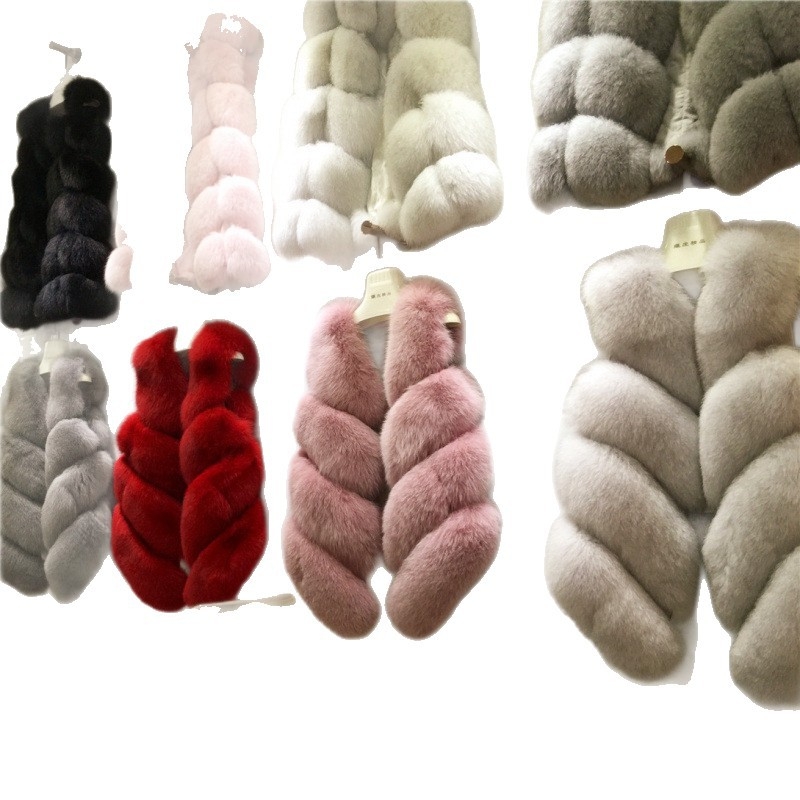 Moteriška dirbtinės odos liemenė su faux lapės kailiu – trumpas ilgis (40–50 cm), be rankovių, V kaklo iškirptė, miestietiškas stilius, ruduo 2023