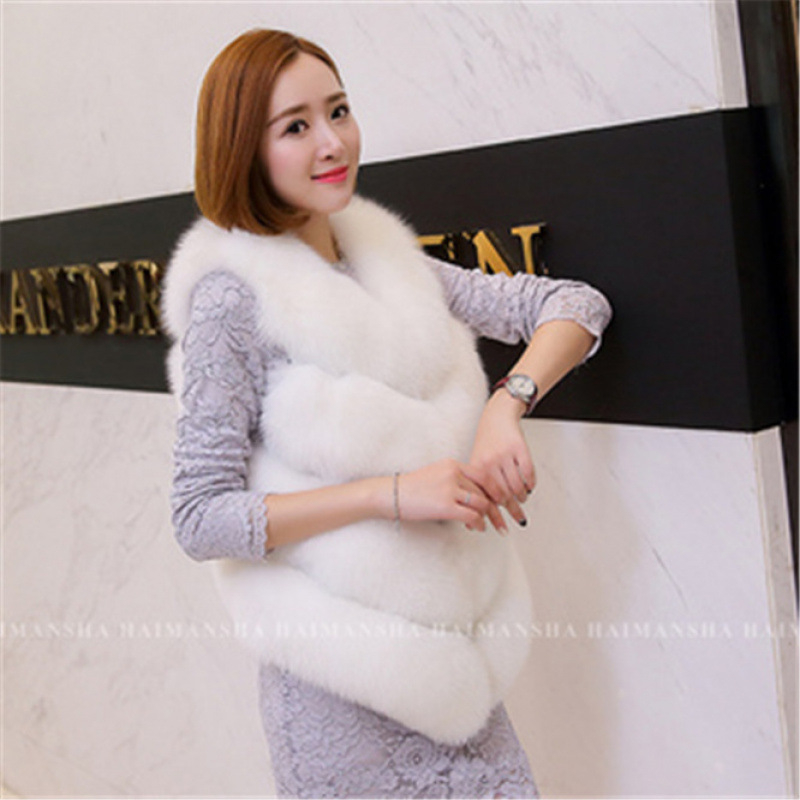 Moteriška dirbtinės odos liemenė su faux lapės kailiu – trumpas ilgis (40–50 cm), be rankovių, V kaklo iškirptė, miestietiškas stilius, ruduo 2023