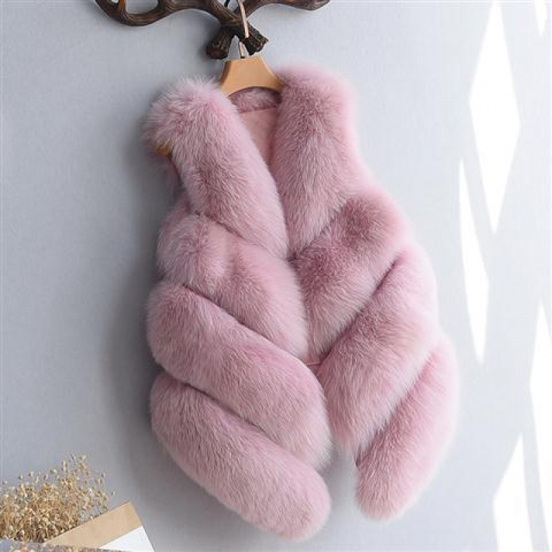 Moteriška dirbtinės odos liemenė su faux lapės kailiu – trumpas ilgis (40–50 cm), be rankovių, V kaklo iškirptė, miestietiškas stilius, ruduo 2023