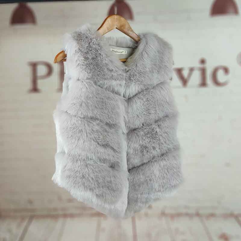 Moteriška dirbtinės odos liemenė su faux lapės kailiu – trumpas ilgis (40–50 cm), be rankovių, V kaklo iškirptė, miestietiškas stilius, ruduo 2023