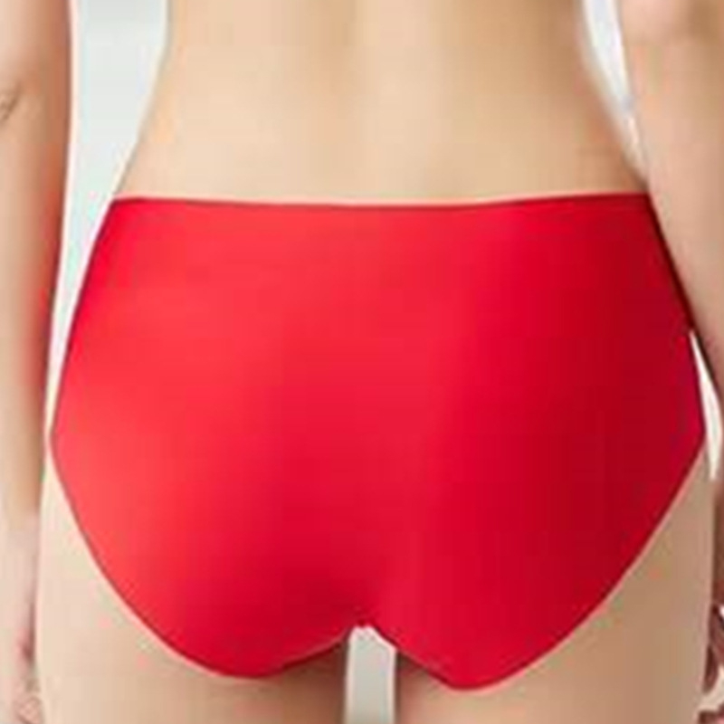 Ženske gaćice srednjeg pojasa, prozračne, glatka tkanina, podstava od viskoze 95–100%, jednobojne