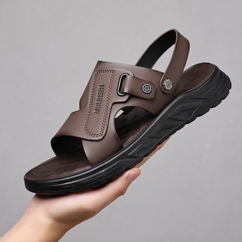 Férfi szandál tehenőbőrből készült felsőrésszel és műanyag talppal, lazább stílus, nyitott orrú, nyár 2024