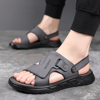 Férfi szandál tehenőbőrből készült felsőrésszel és műanyag talppal, lazább stílus, nyitott orrú, nyár 2024