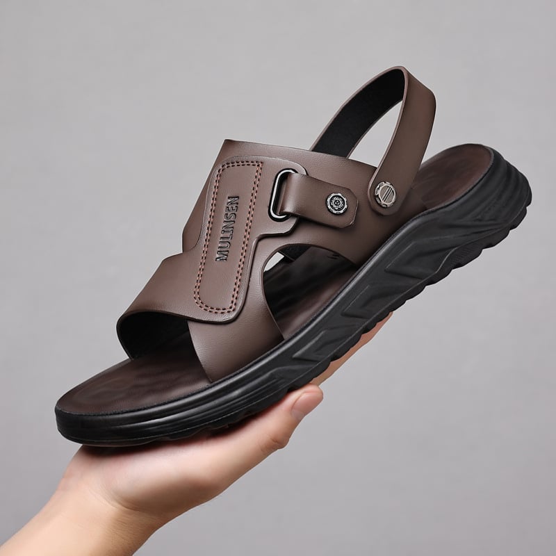 Férfi szandál tehenőbőrből készült felsőrésszel és műanyag talppal, lazább stílus, nyitott orrú, nyár 2024