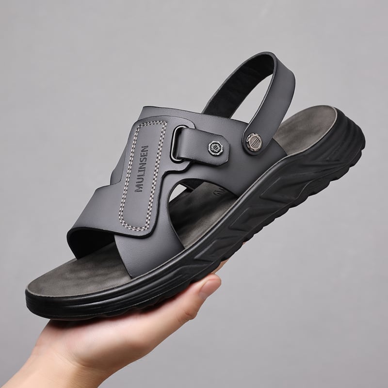 Férfi szandál tehenőbőrből készült felsőrésszel és műanyag talppal, lazább stílus, nyitott orrú, nyár 2024