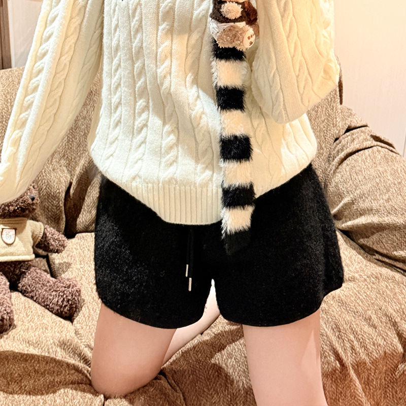 Дамски къси панталони от Lamb fleece, полиестер/еластан смес, висока талия, А-образна кройка, дължина три четвърти