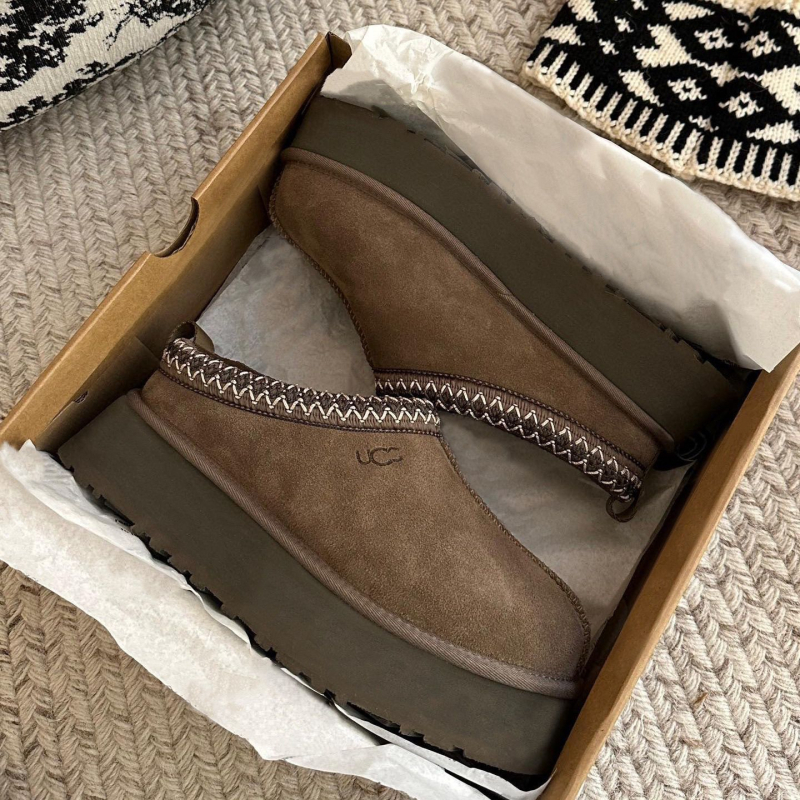 Sieviešu ziemas zābaki etniskā stilā ar bieza zole, ārpuse no vairāku materiālu, iekšpuse: liellopu velūrs, odere: mākslīgā kažokāda