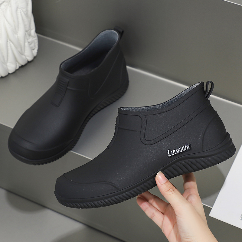 Unisex PVC esőcsizmák, alacsony szár, gumi talp, EVA talpbetét, vízálló.