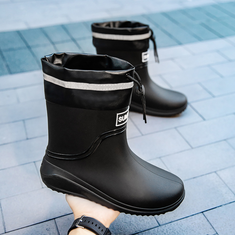 Unisex esőcsizma, PVC felső rész, műanyag talp, közepes szár, kerek orr, vízálló