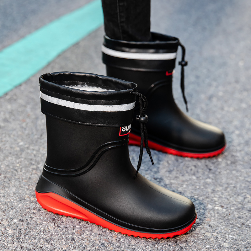 Unisex esőcsizma, PVC felső rész, műanyag talp, közepes szár, kerek orr, vízálló