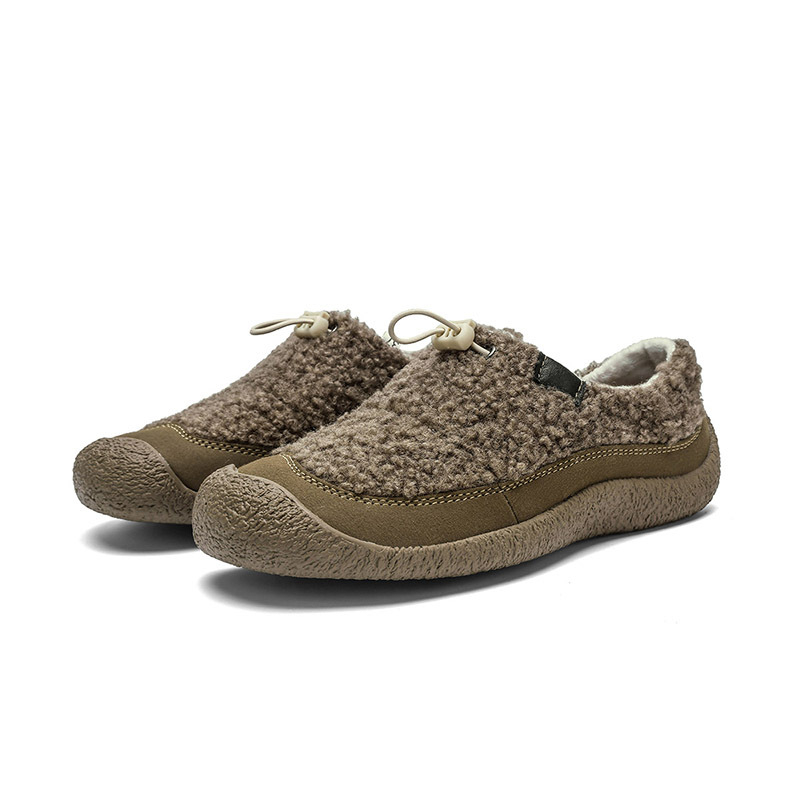 Női meleg slip-on cipő, puha gumi talppal, kerek orrú, felsőrésze szintetikus bőrből, belső műszőrme bélés