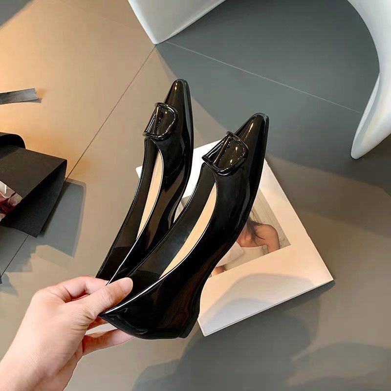 Naiste lameda ninaga kingad, PU ülaosa, madal kont (<3 cm), kummist talp, keskmine vamp avanemine